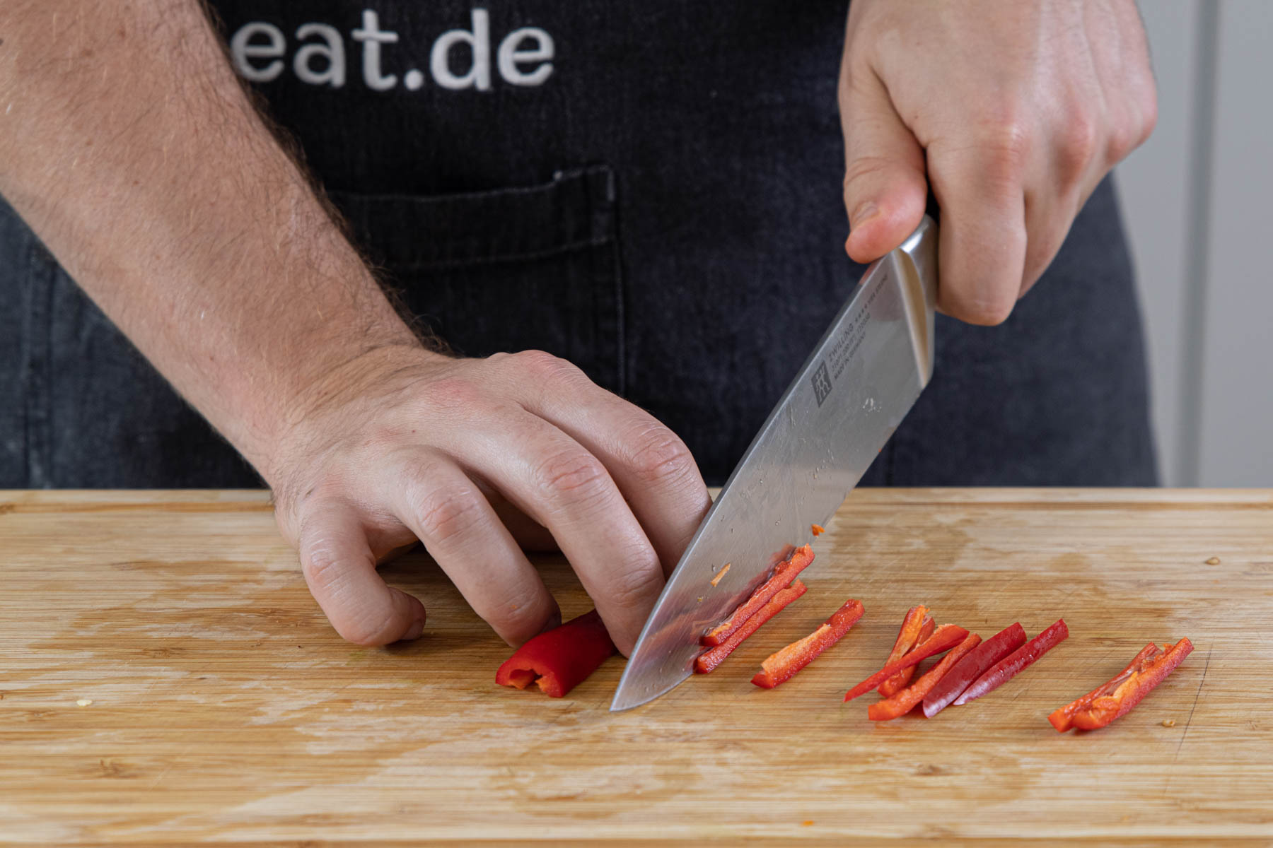 Chili in Streifen schneiden