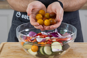 Tomaten in die Schüssel geben