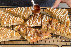Nussecken mit Marzipan mit der geschmolzenen Schokolade dekorieren