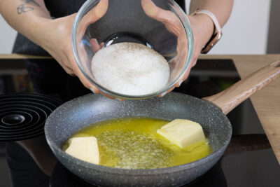 Butter und Zucker schmelzen