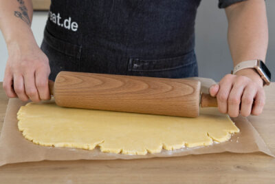 Mürbeteig für die Nussecken ausrollen