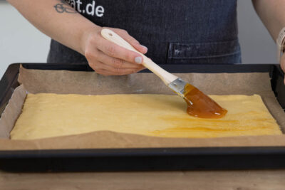Teig mit Aprikosenmarmelade bestreichen