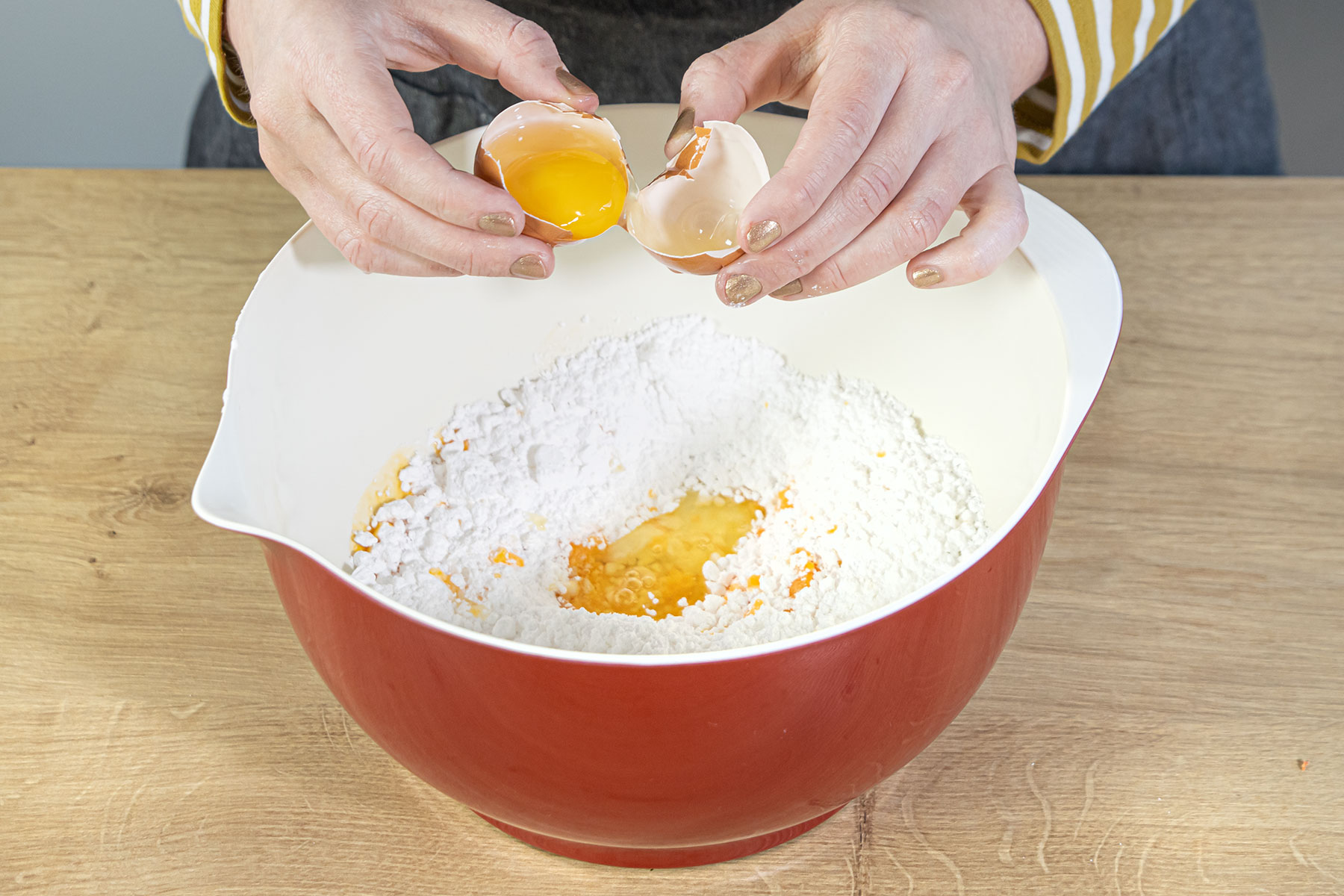 Puderzucker und Eier vermengen