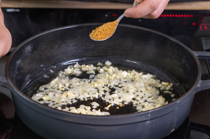 Zucker zu Zwiebeln geben