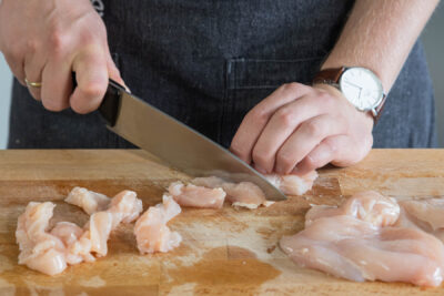 Hähnchen in Streifen schneiden