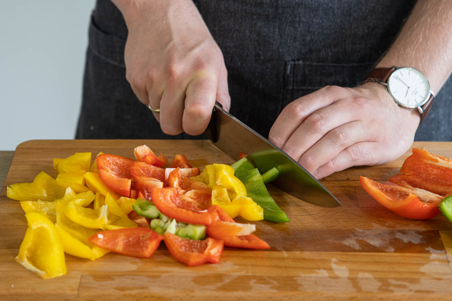 Paprika in mundgerechte Stücke schneiden