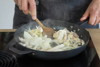 Hähnchen-Geschnetzeltes und Zwiebeln anbraten