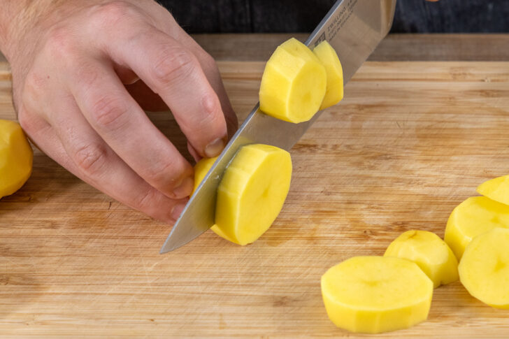 Kartoffeln in Scheiben schneiden
