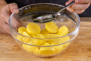 Öl zu den Kartoffelscheiben geben