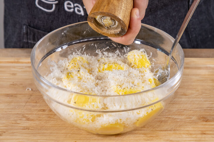 Parmesan-Kartoffeln vom Blech würzen