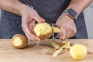 Kartoffeln schälen