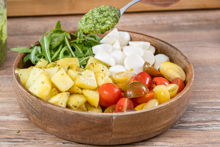 Pesto Potato Bowl mit Pesto toppen