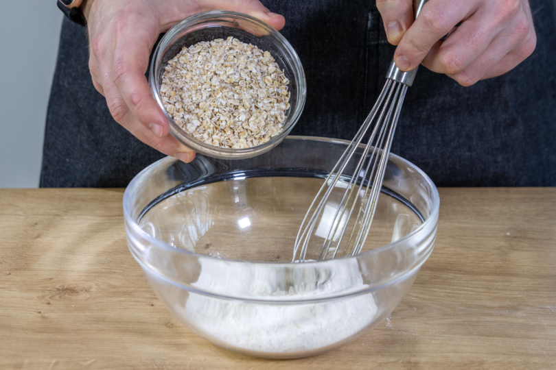 Mehl mit Haferflocken, Backpulver und Zucker vermischen