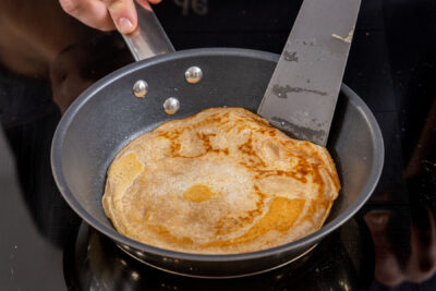 Pfannkuchen ohne Ei, Milch und Zucker braten