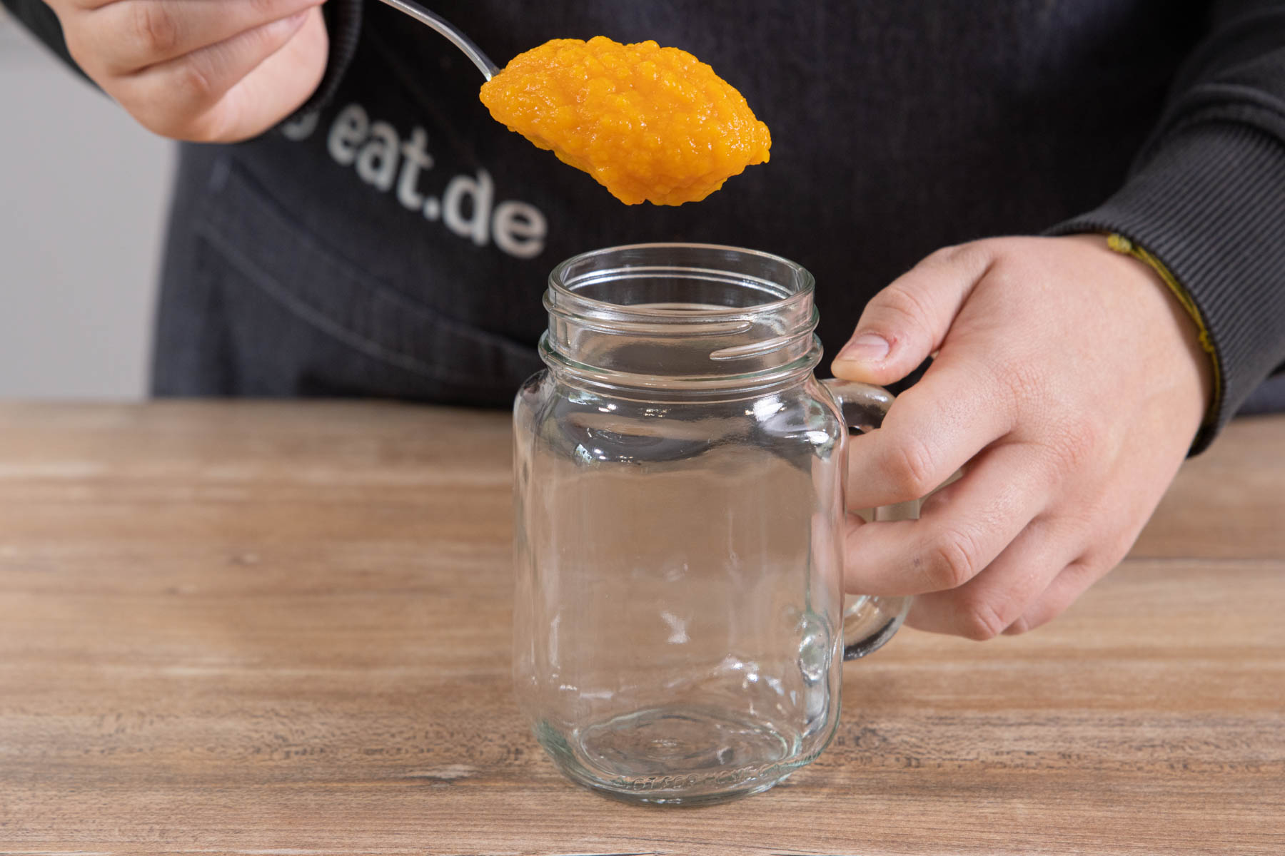 Kürbispüree in ein Glas geben