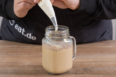 Pumpkin Spice Latte mit Sahne toppen