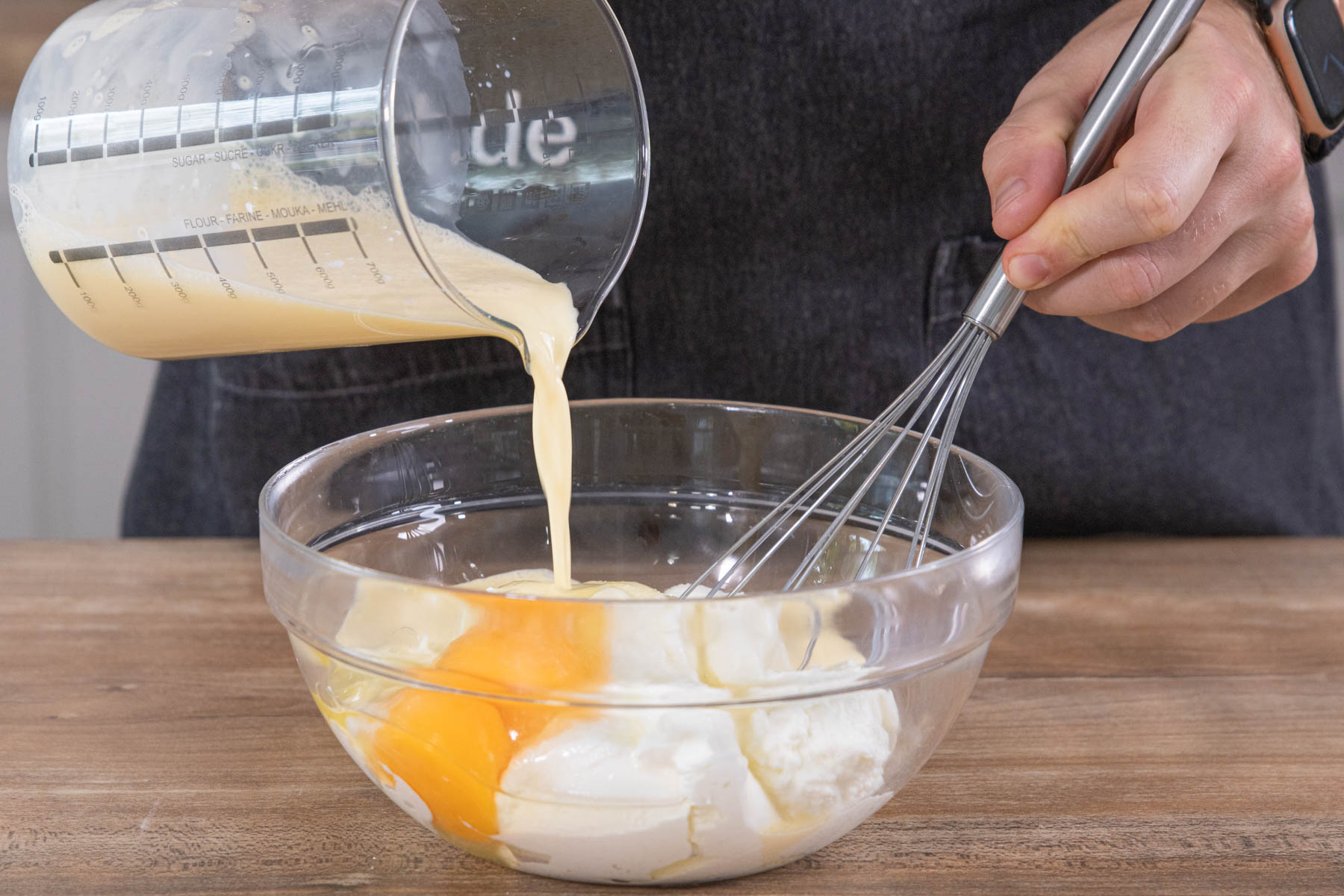 Aufgelöstes Vanillepuddingpulver in die Schüssel geben