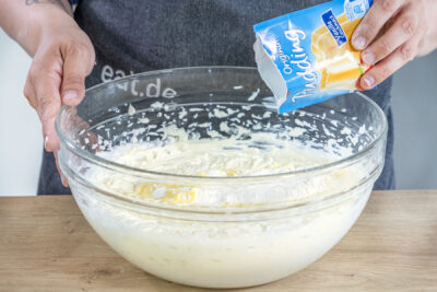 Puddingpulver zur Masse geben