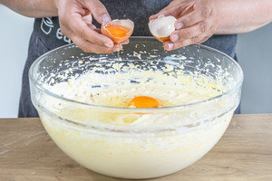 Eier hinzugeben