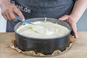 Quarkmasse verteilen