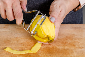 Quitten schälen