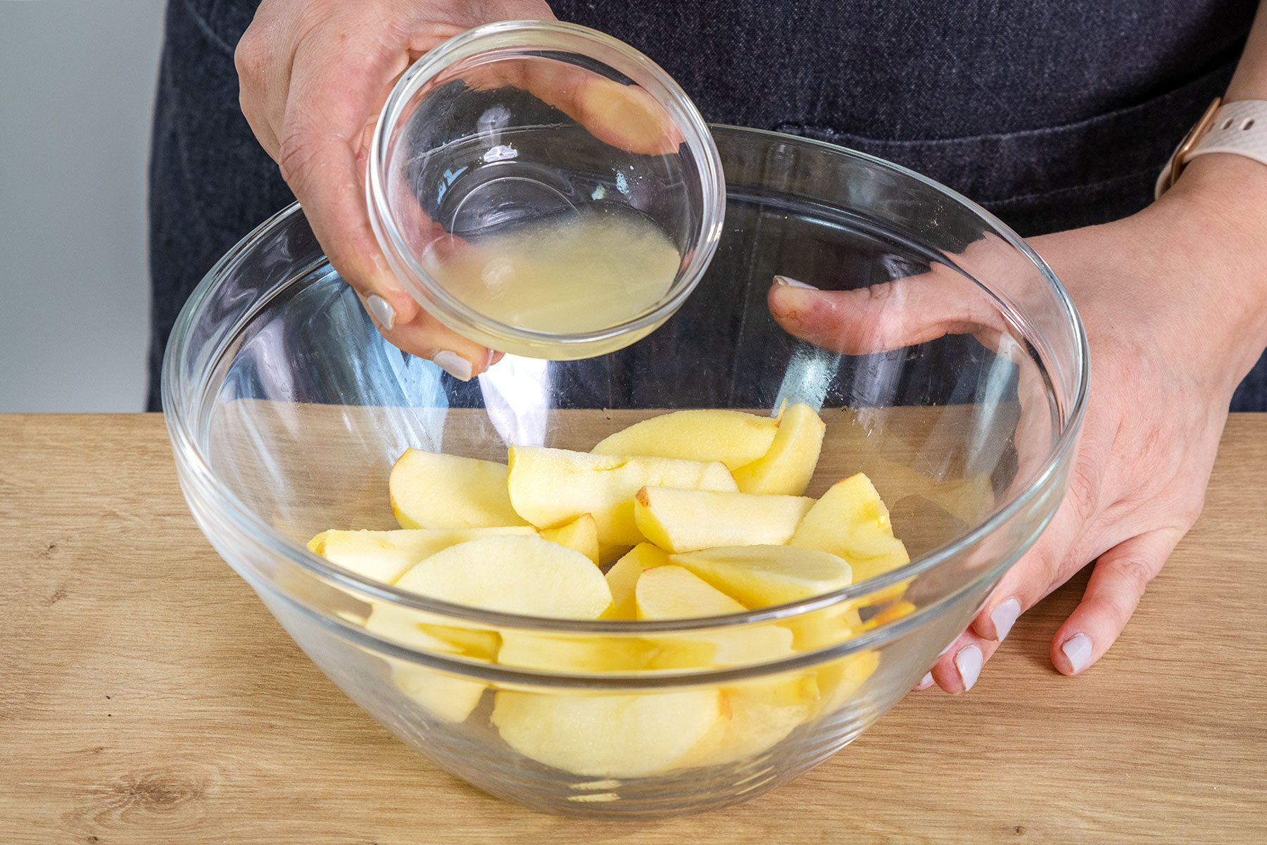 Zitronensaft über die Apfelspalten geben