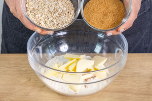 Zutaten für die Streusel des Quitten-Crumbels in eine Schüssel geben