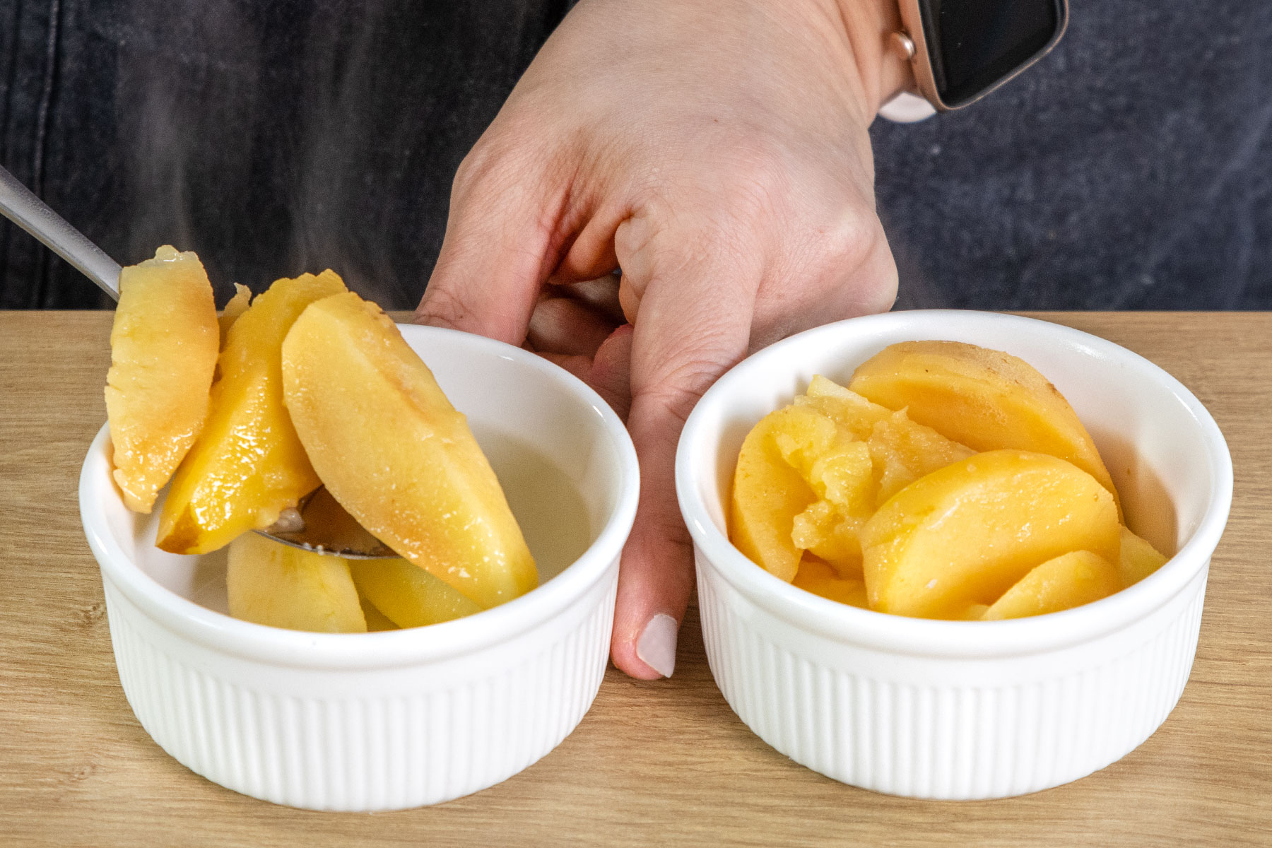 Apfel- und Quittenspalten in die Förmchen geben
