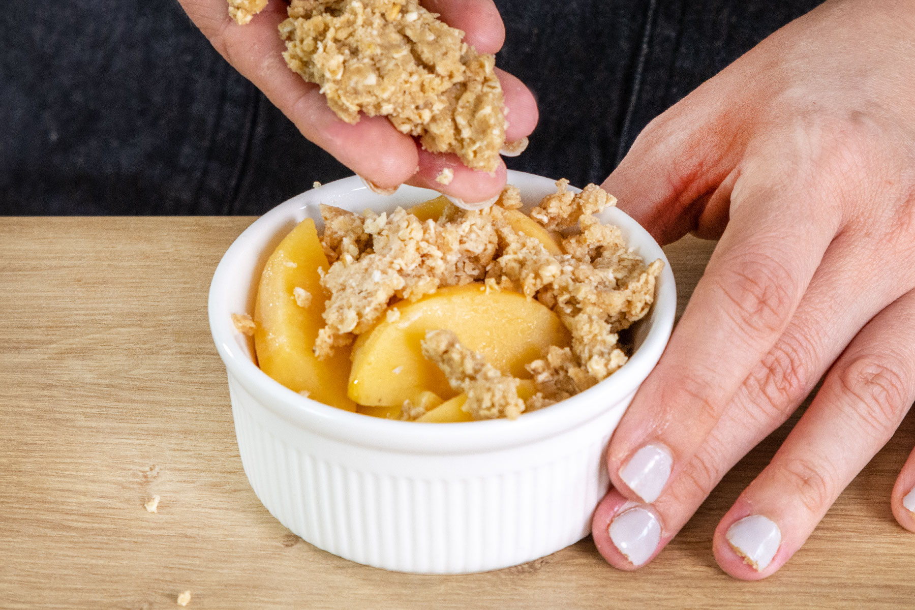 Streuselteig über den Früchten verteilen