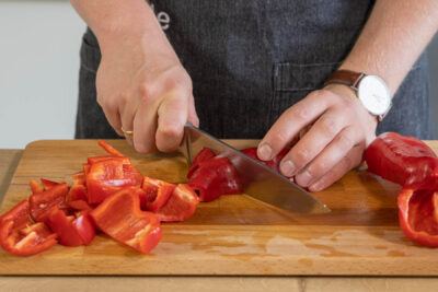 Paprika in mundgerechte Stücke schneiden