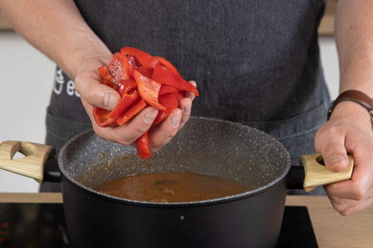 Paprika zum Gulasch dazugeben
