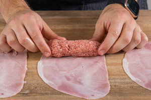 Hackfleisch auf die Schinkenscheibe legen