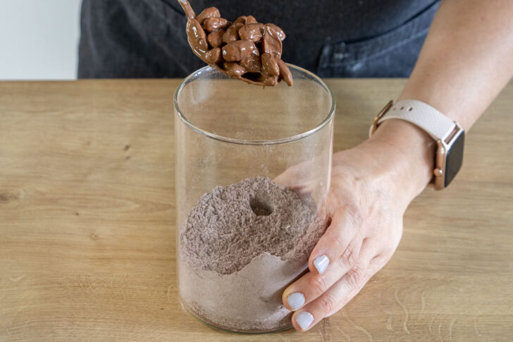 Schokomandeln in das Glas geben