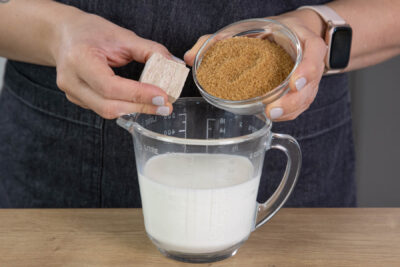 Hefe und Zucker in die Milch geben