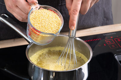 Bulgur in Gemüsebrühe quellen lassen