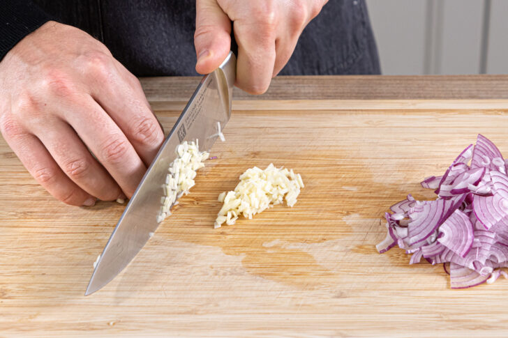 Zwiebel und Knoblauch klein schneiden