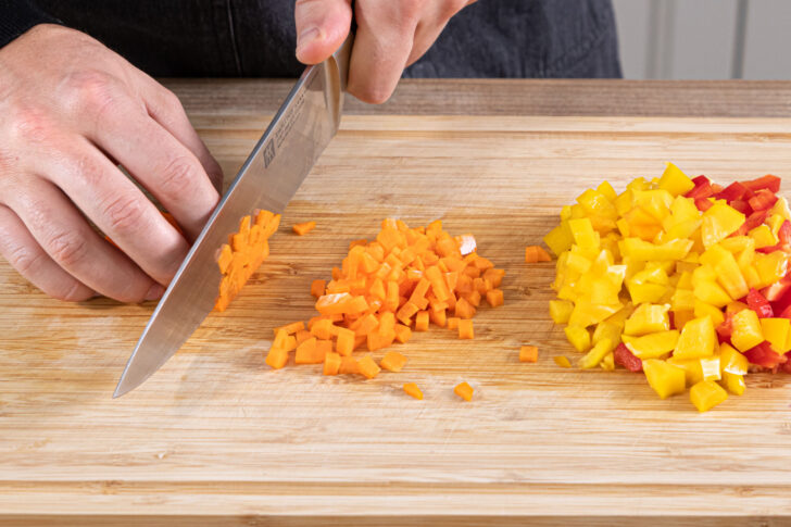 Paprika und Karotte in Würfel schneiden