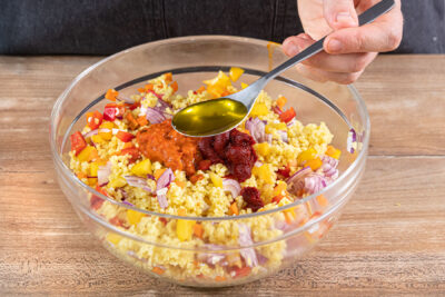 Zutaten für den Salat in einer Schüssel mischen