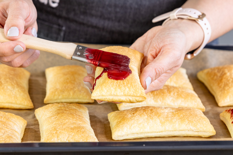 Blätterteig mit Marmelade bestreichen