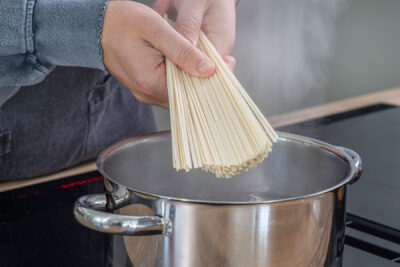 Udon-Nudeln kochen