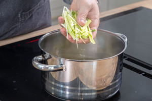 Lauch zur Udon-Nudelsuppe geben