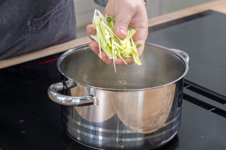 Lauch zur Udon-Nudelsuppe geben