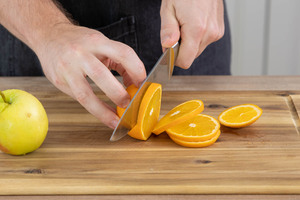 Orangen in Scheiben schneiden