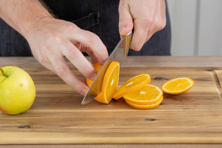 Orangen in Scheiben schneiden