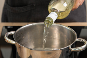 Weißwein in den Topf geben