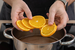 Orangenscheiben in den Apfelglühwein geben