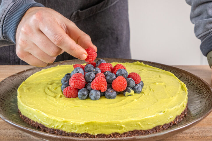 Süße Avocadotorte dekorieren