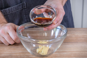 Balsamico und Senf mischen