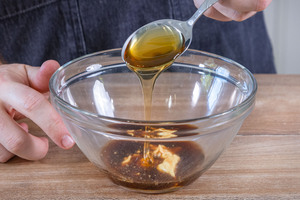 Honig zum Dressing geben