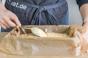 Teig in die Kastenform füllen
